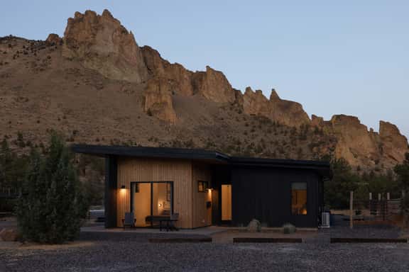 Private Retreat Steps to Smith Rock | Quiet Luxury & Hot Tub - Image 1