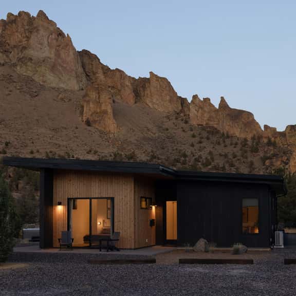 Private Retreat Steps to Smith Rock | Quiet Luxury & Hot Tub - Image 1